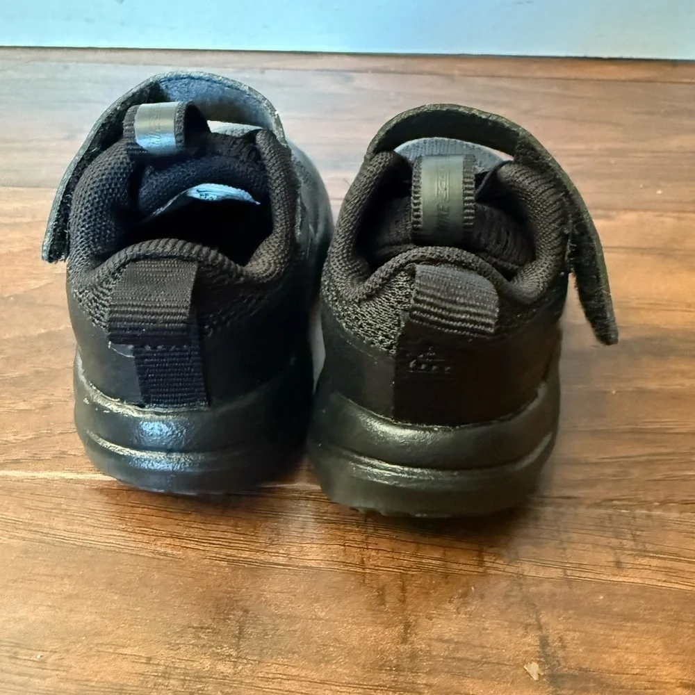 Nike Cosmic Runner All-Black Kids' Sneakers-Size 3C NWOT